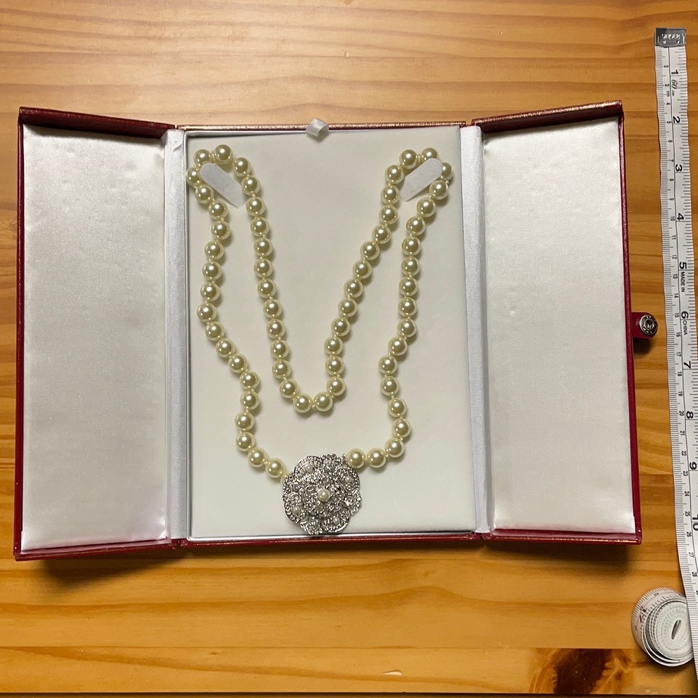 Pearl necklace with flower embellishment